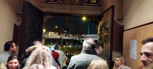 изношење-Бадњака-из-храма (1)